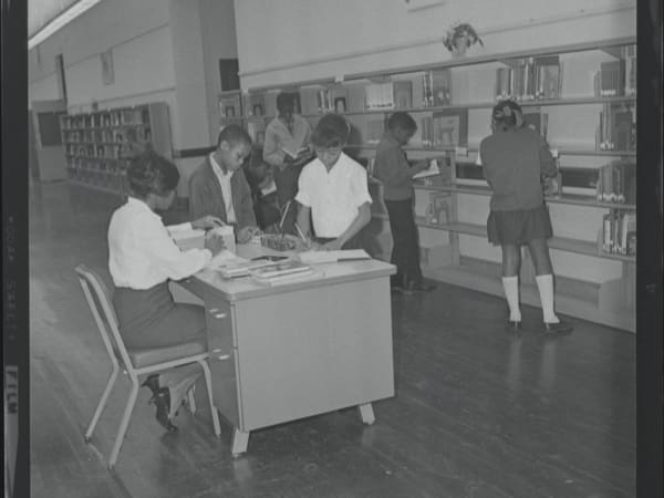 Cote Brilliante School: Corridor Library
