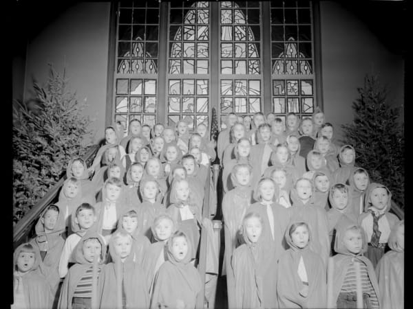 Wade School: Christmas Window and Singers
