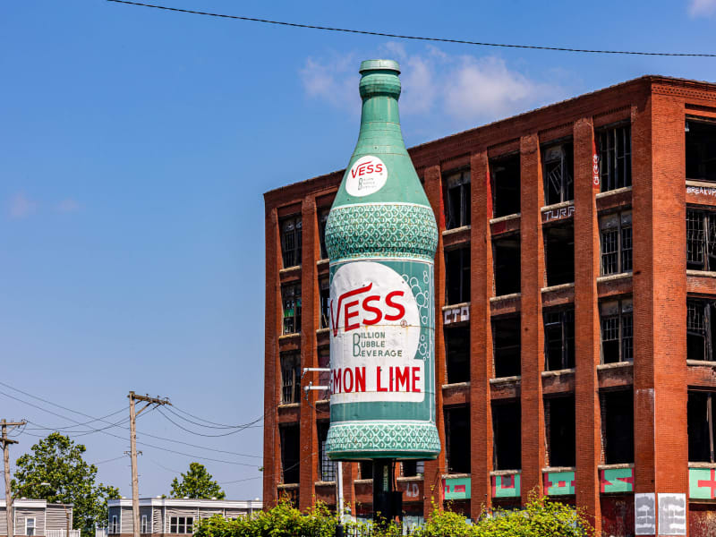Vess Advertising Device