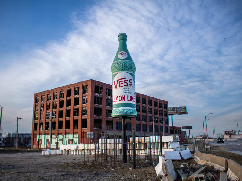 Vess Advertising Device