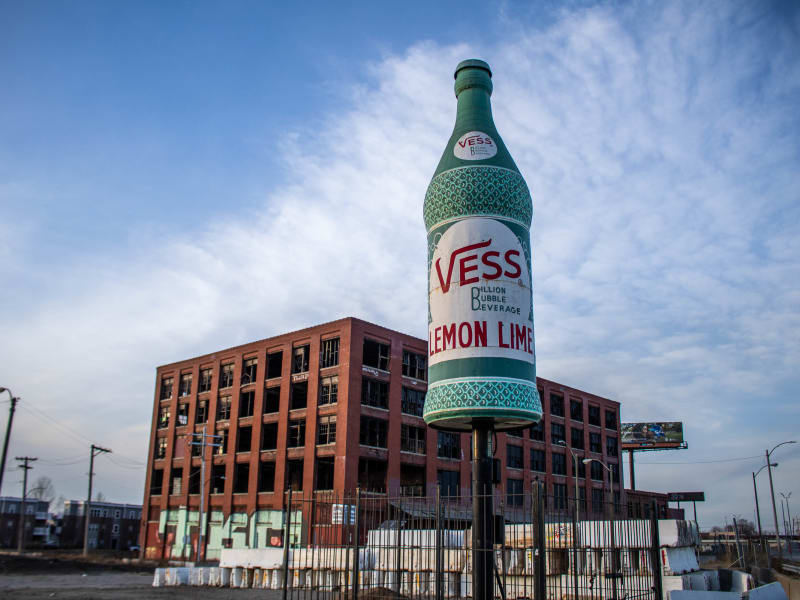 Vess Advertising Device