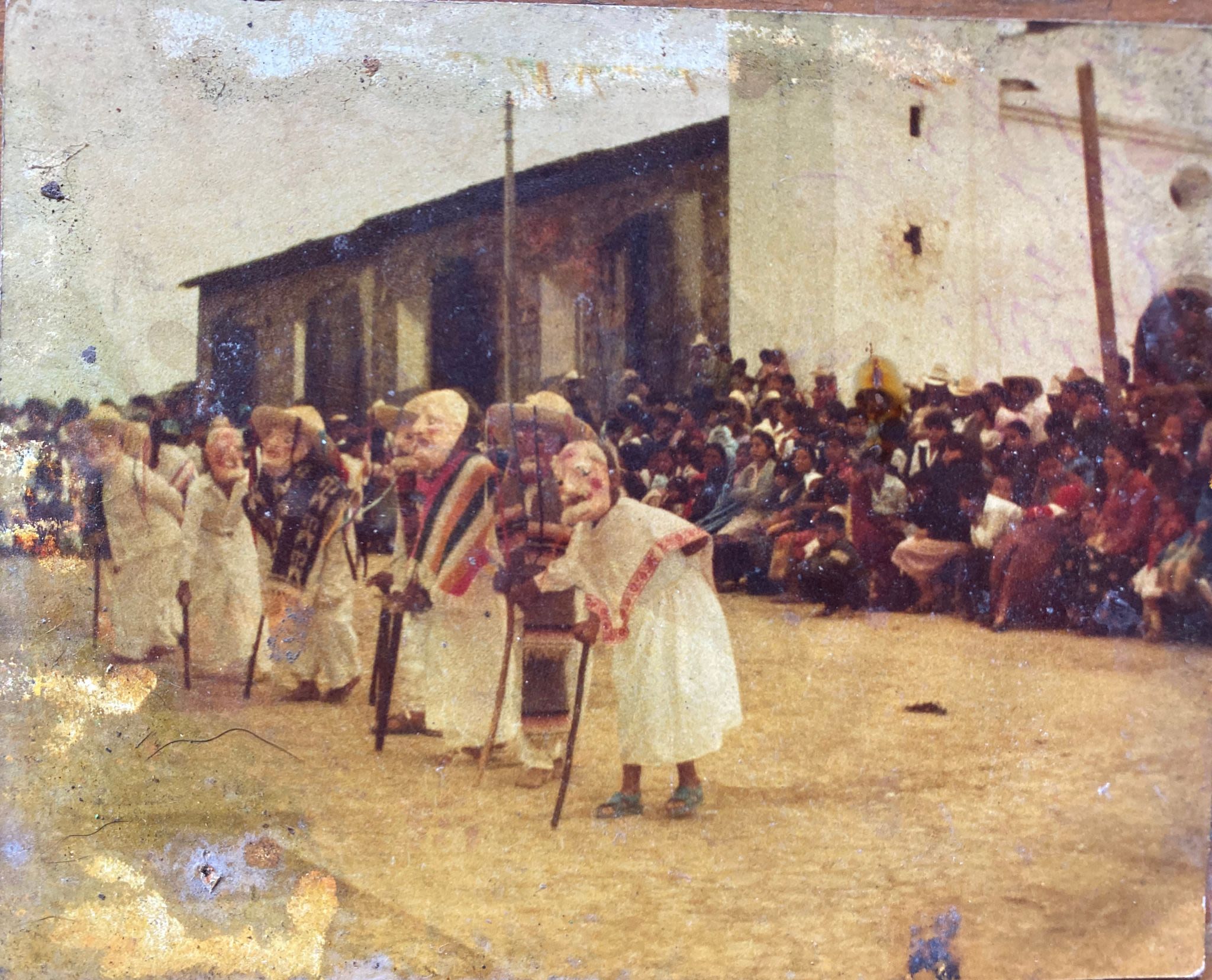 Calle principal de Tlacuilotepec Puebla en los años 1950, mostrando arquitectura colonial, comercios locales y vida cotidiana del municipio de la Sierra Norte