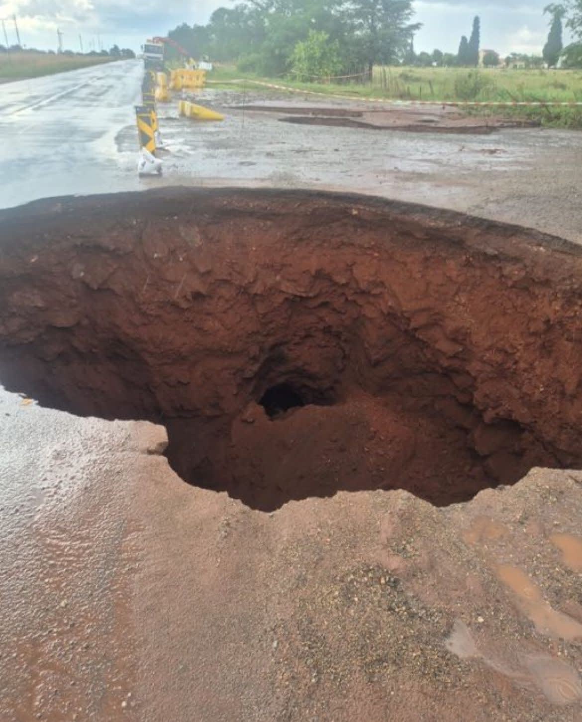 Photo:R500 closed after major sikhole in Carletonville– South African Daily”