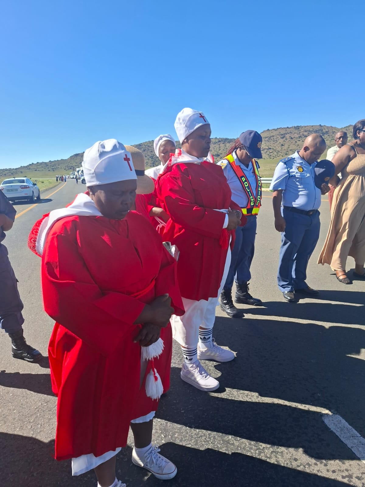 Photo:SAPS Smithfield, faith leaders hold N6 prayer for festive road safety– South African Daily”