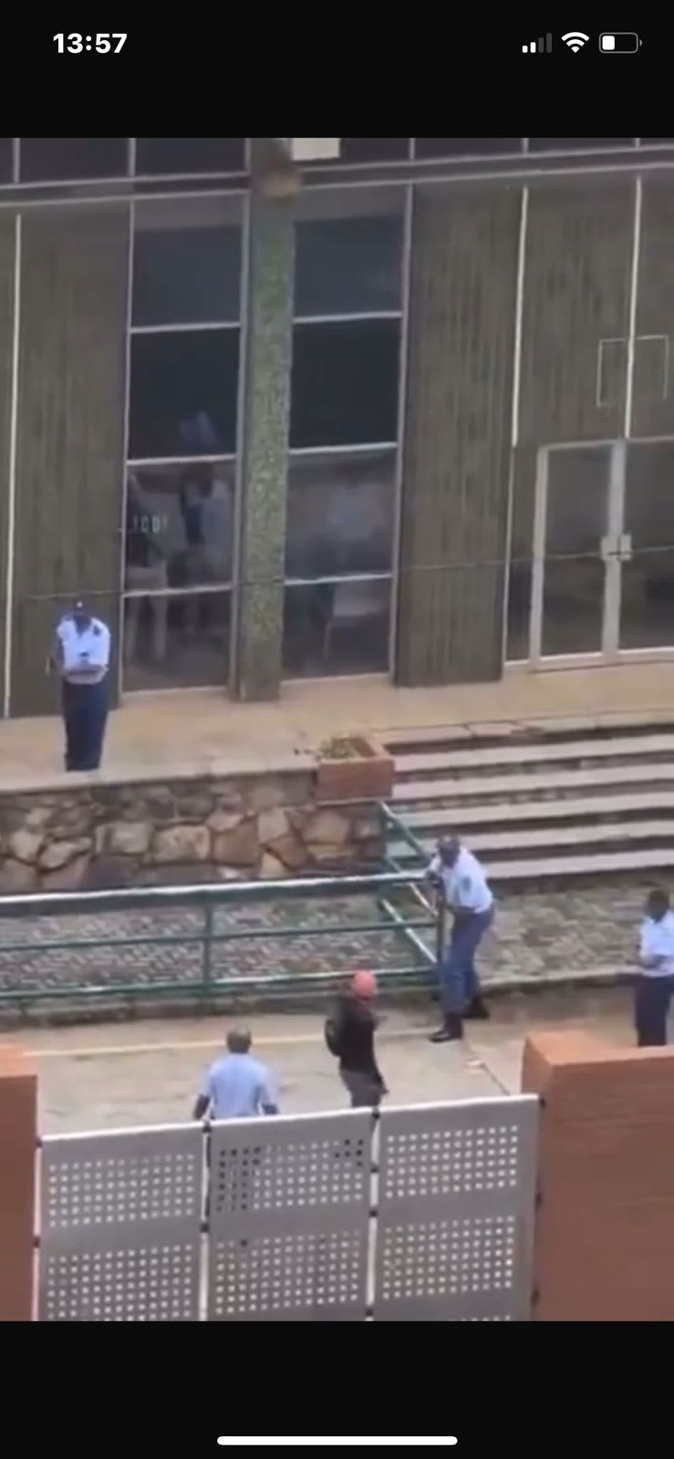 Photo:Viral video shows knife attack on police – South African Daily