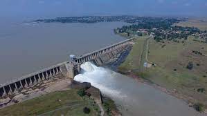 Photo: Four men rescued from dam spillway edge in dramatic Mpumalanga operation – South African Daily