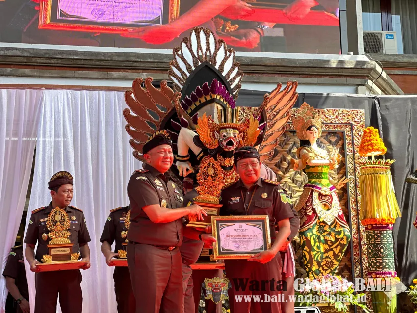 DALAM ACARA BALE KERTHA ADHYAKSA 2025
KEJAKSAAN NEGERI GIANYAR RAIH PENGHARGAAN BERGENGSI 