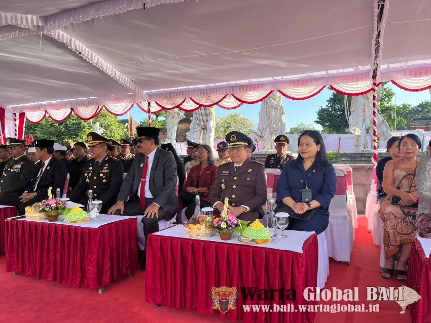 UPACARA PERINGATAN HARI BHAYANGKARA KE-79 TAHUN 2025 DIHADIRI KEPALA KEJAKSAAN NEGERI GIANYAR  
