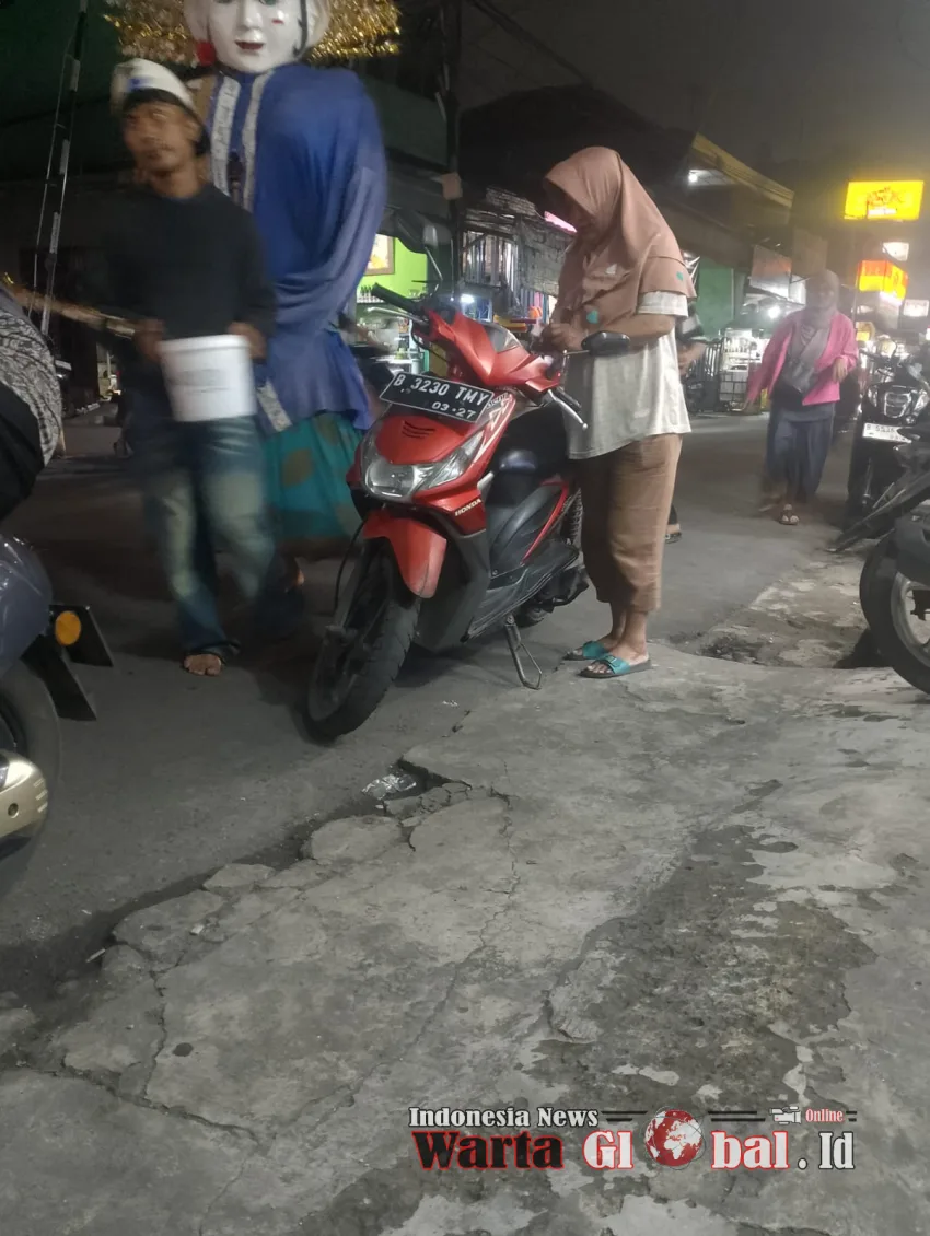 Lokasi Pisangan Timur Diduga Pungli Jejak Oknum Sekelompok Pengamen Remaja Ondel Ondel Terhadap pengendara Umum Dan Meresahkan