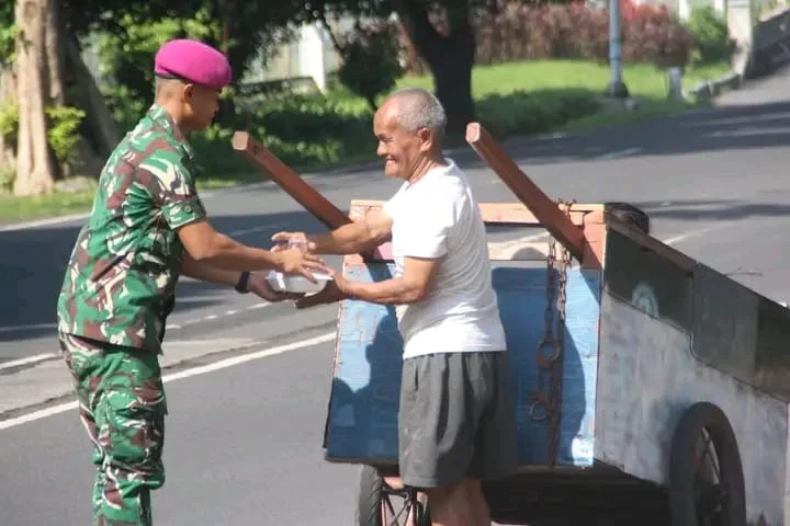 Prajurit Batalyon Kapa 1 Marinir Berbagi Makanan dengan Warga Sekitar