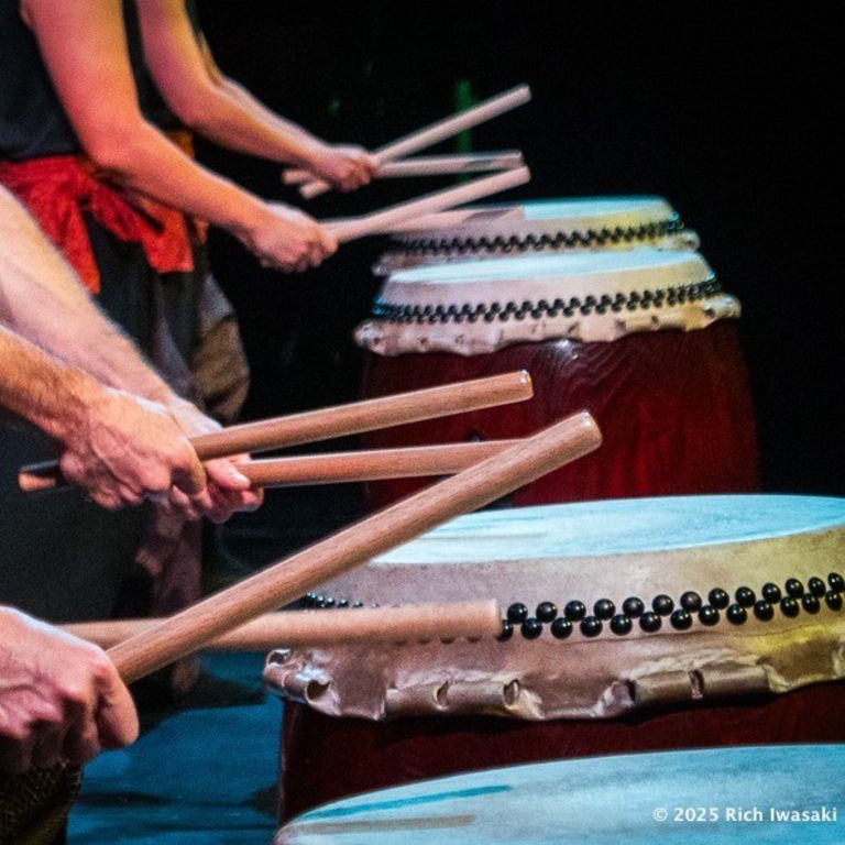 A row of taiko 