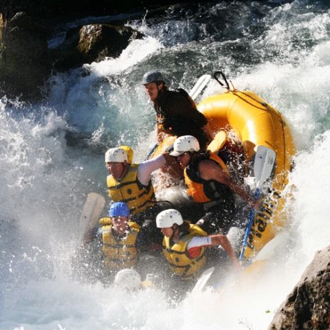 Un radeau plonge dans les chutes Husum sur la rivière au saumon blanc.