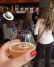 バーンサイド・ブルーイングでビールを楽しむツアーグループ