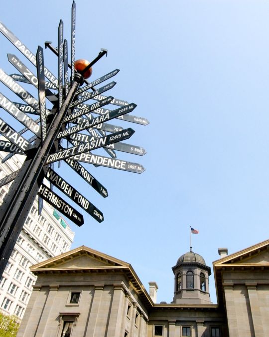The iconic sign and namesake courthouse at Pioneer Courthouse Square.