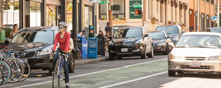 自転車と車が道を共有するポートランドのダウンタウン。