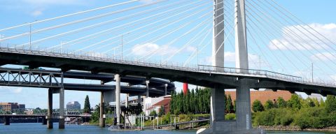 Portland\'s Tilikum bridge over the Willamette River
