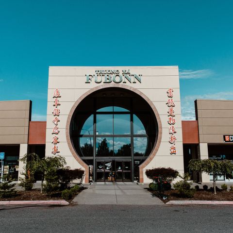 the exterior of grocery store Fubonn