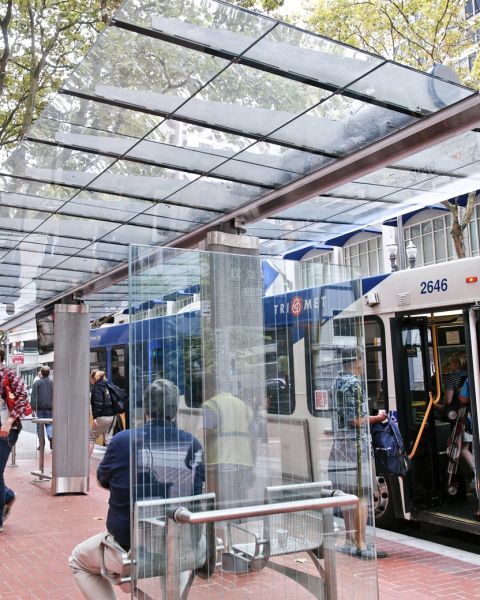 People entering and exiting a TriMet bus downtown