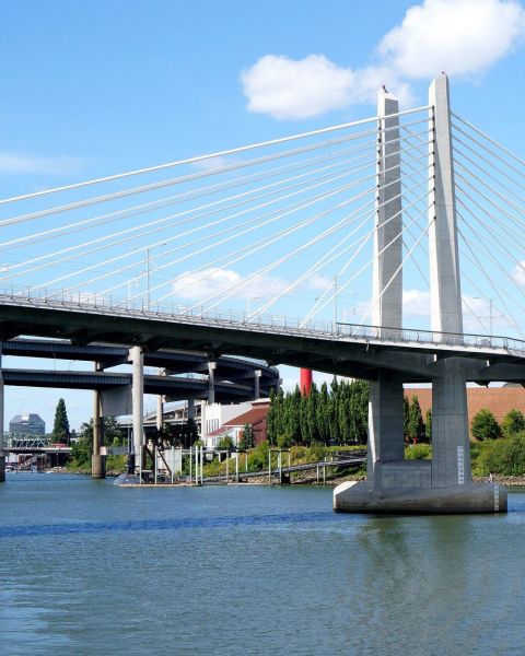 Portland\'s Tilikum bridge over the Willamette River