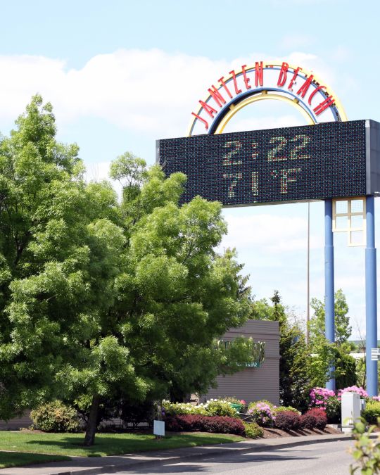 outdoor sign at Jantzen Beach Center