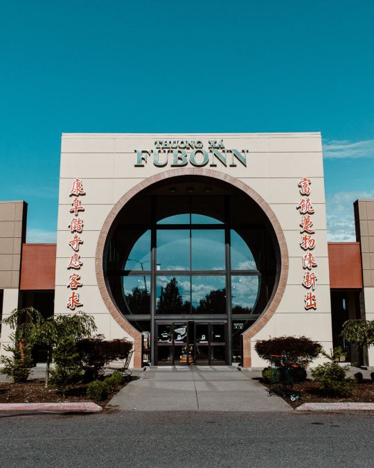 the exterior of grocery store Fubonn