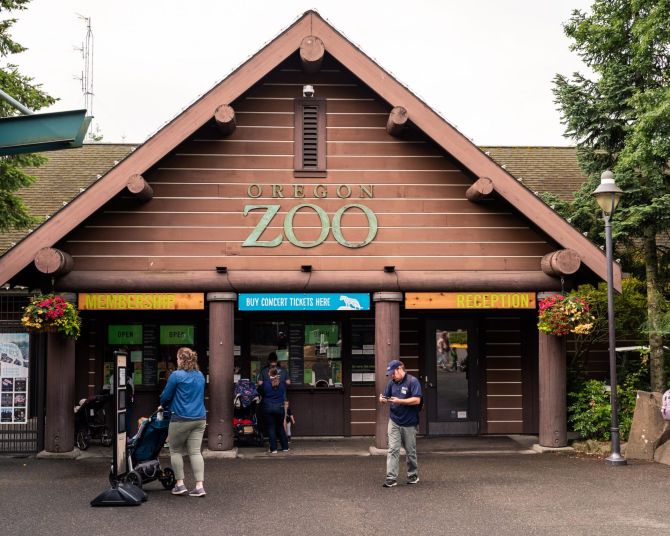people at entrance of zoo