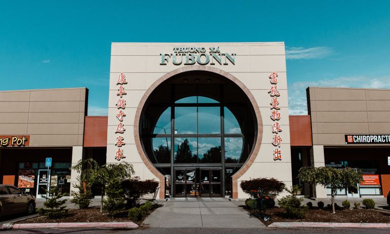 the exterior of grocery store Fubonn