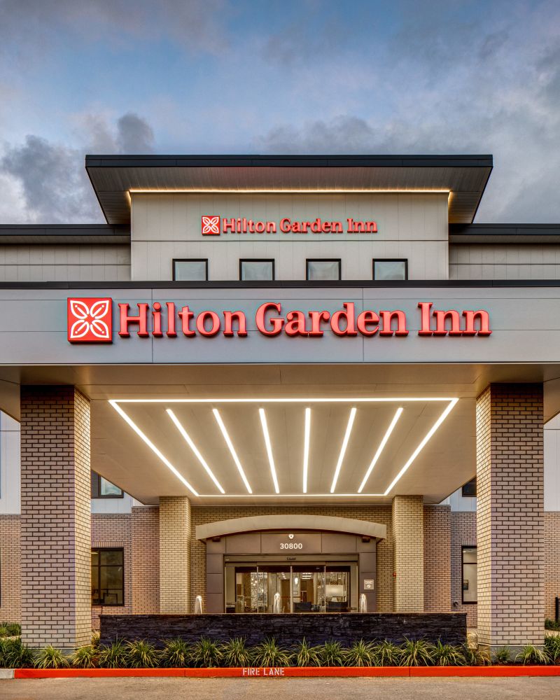 the covered front entrance and exterior of the Hilton Garden Inn