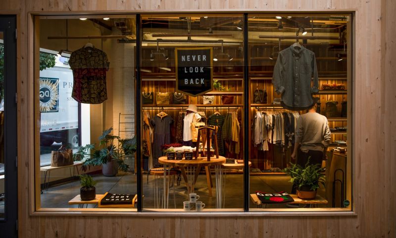 How To Make It With A Flagship Store: Tips & Cases