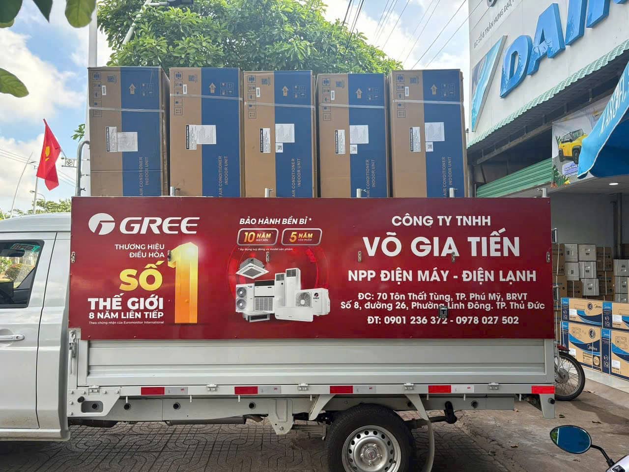 Xe tải giao hàng thương hiệu Gree và Daikin