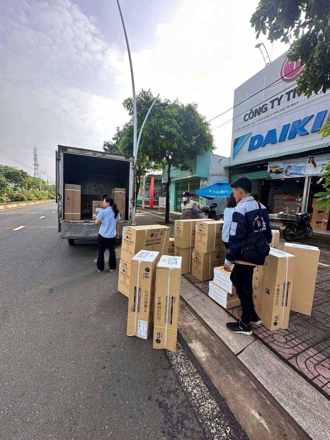 Giao máy lạnh đến công trình từ thương hiệu uy tín