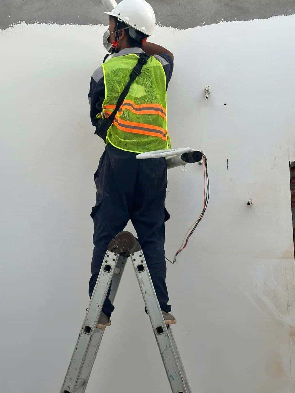 Khoan tường lắp đặt đường ống máy lạnh