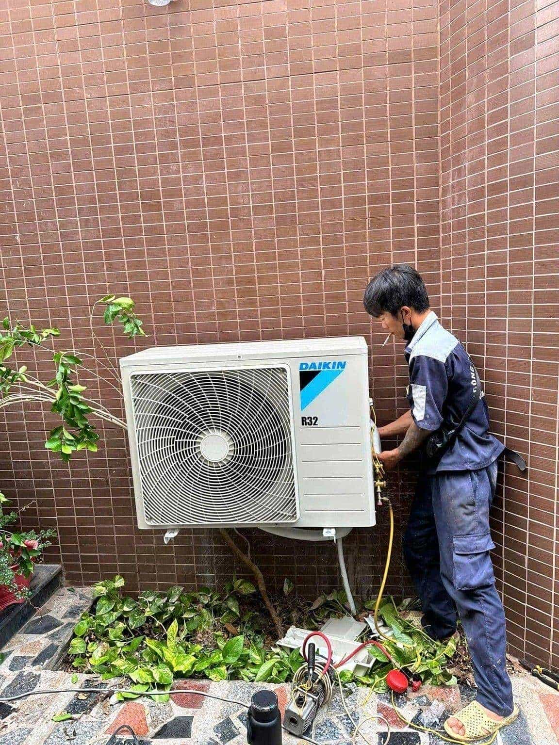 Lắp đặt dàn nóng máy lạnh ngoài tường