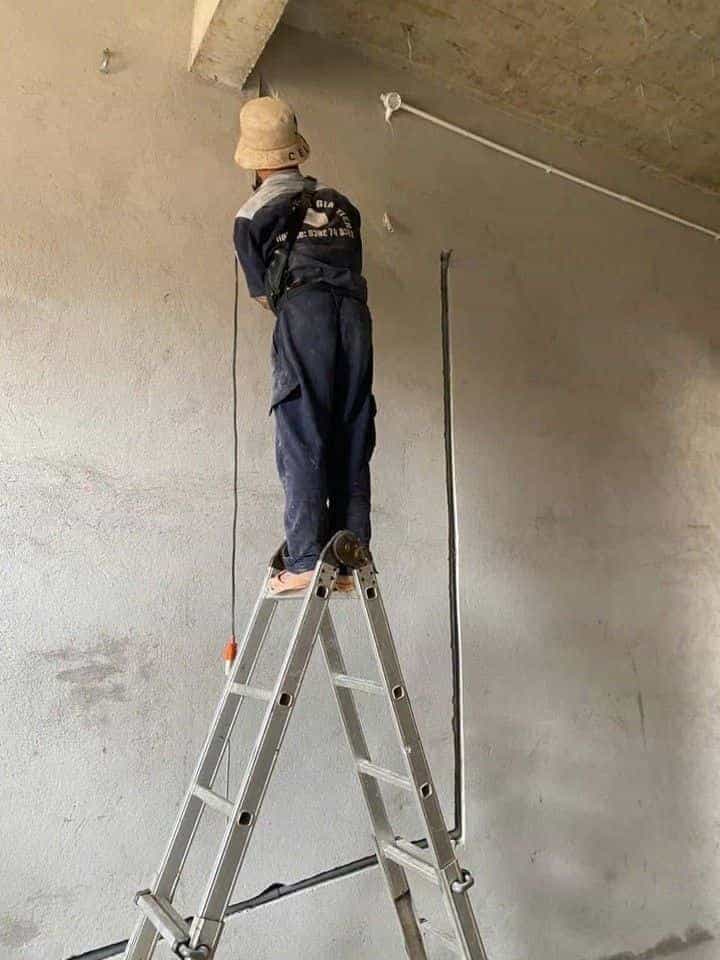 Lắp đặt đường ống máy lạnh trên trần thạch cao