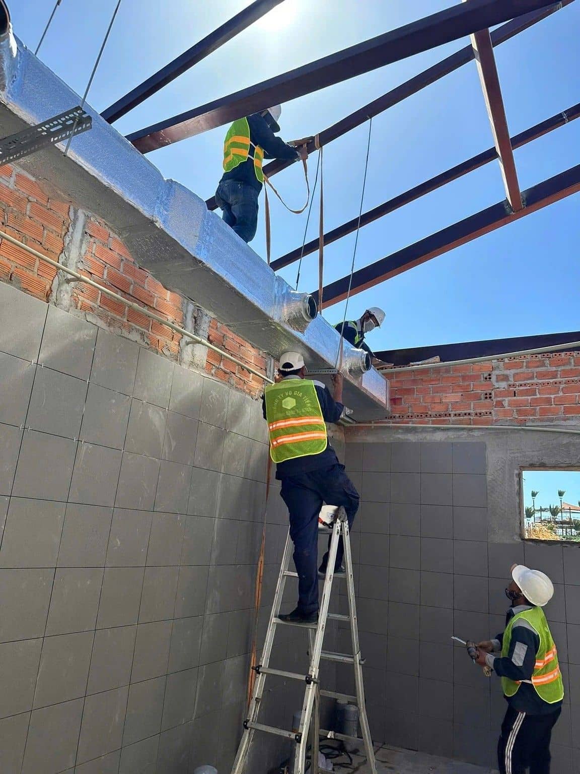 Thi công ống gió máy lạnh trên cao