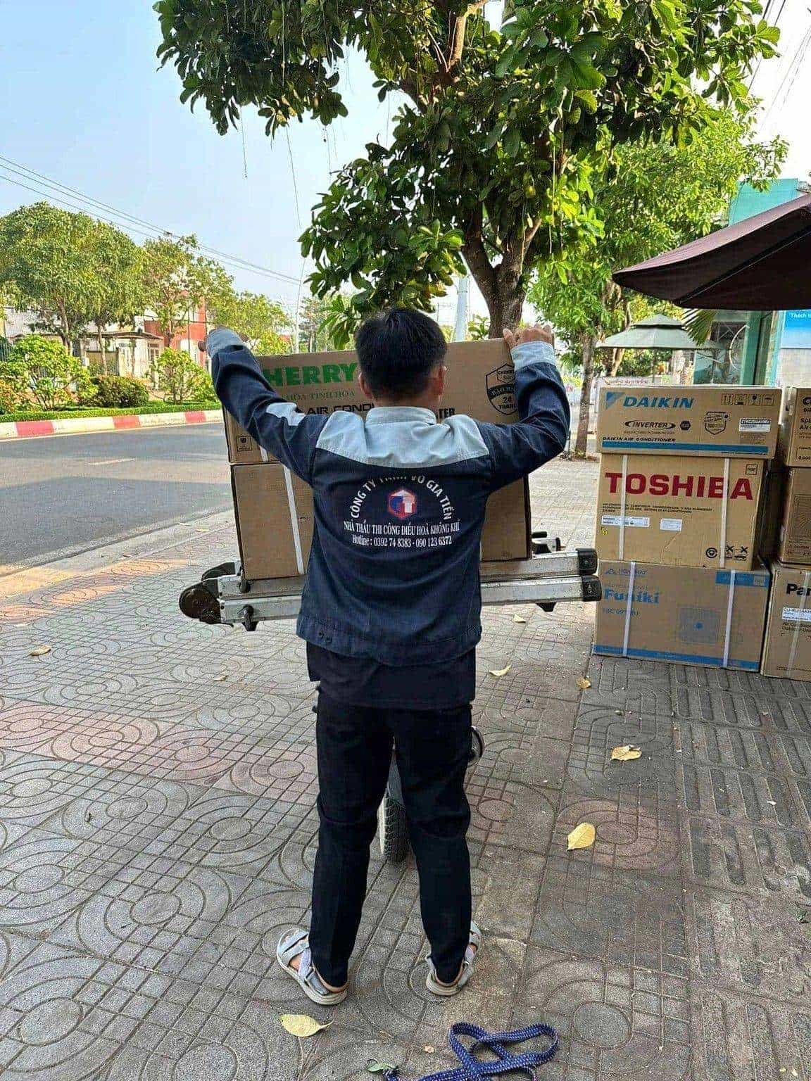 Bốc xếp máy lạnh vào công trình