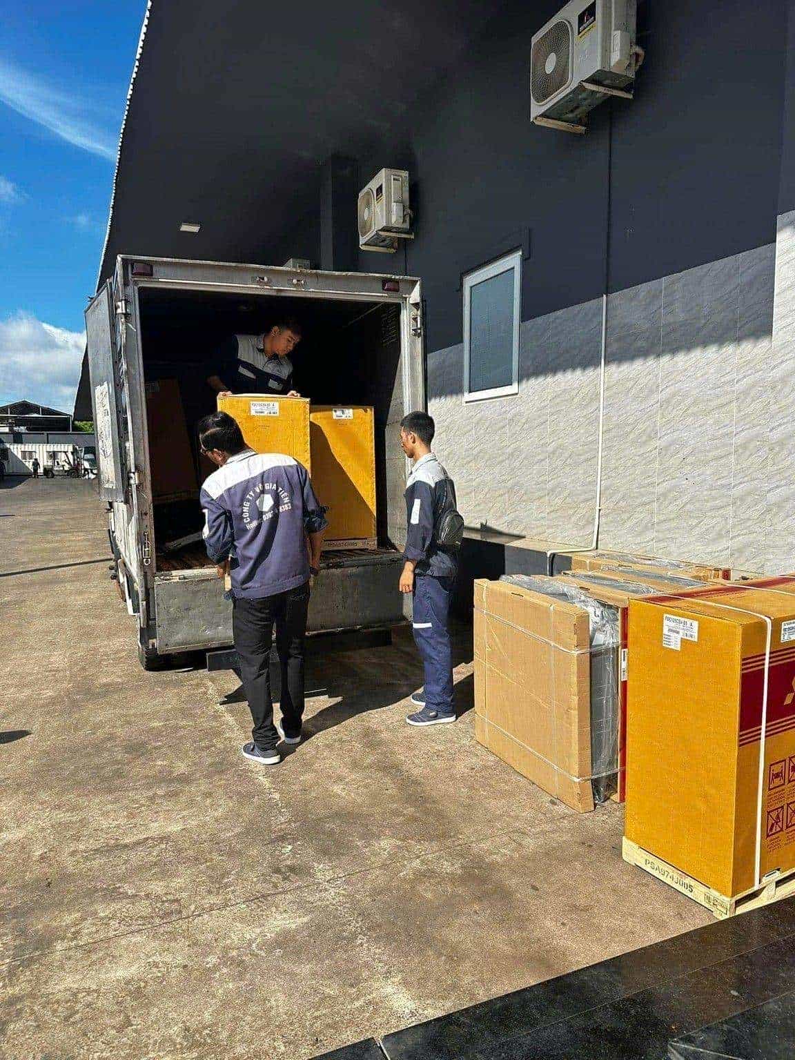 Vận chuyển máy lạnh đến nhà máy