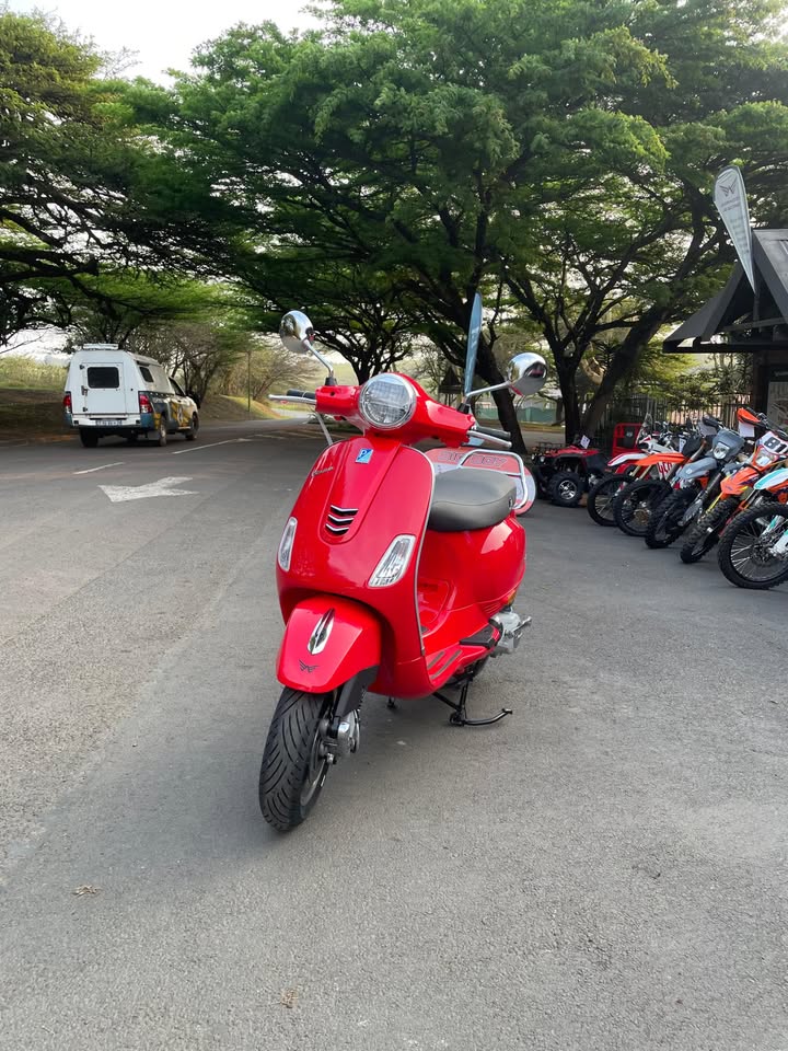 Vespa Scooter VXL 150 view 1