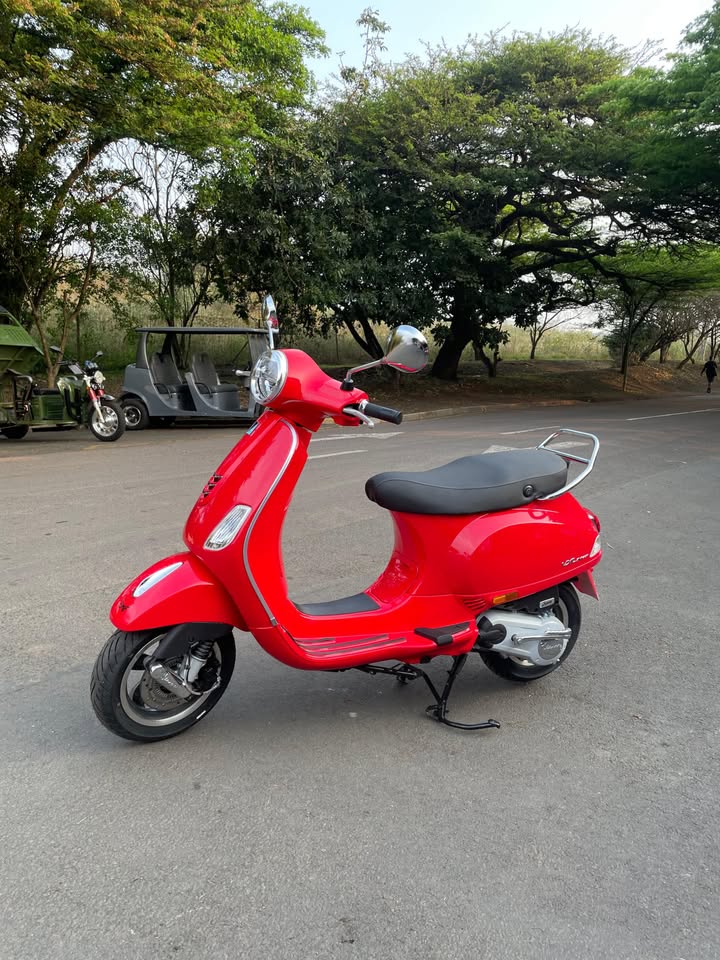 Vespa Scooter VXL 150 view 2