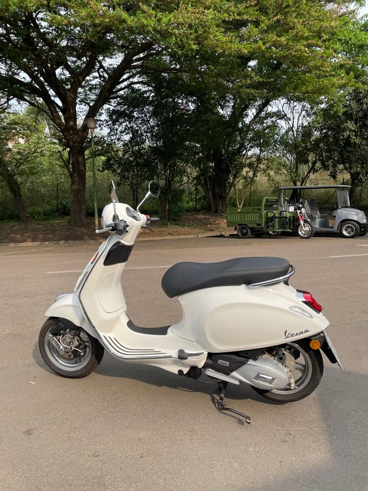 Vespa Scooter Primavera 150 ABS view 2