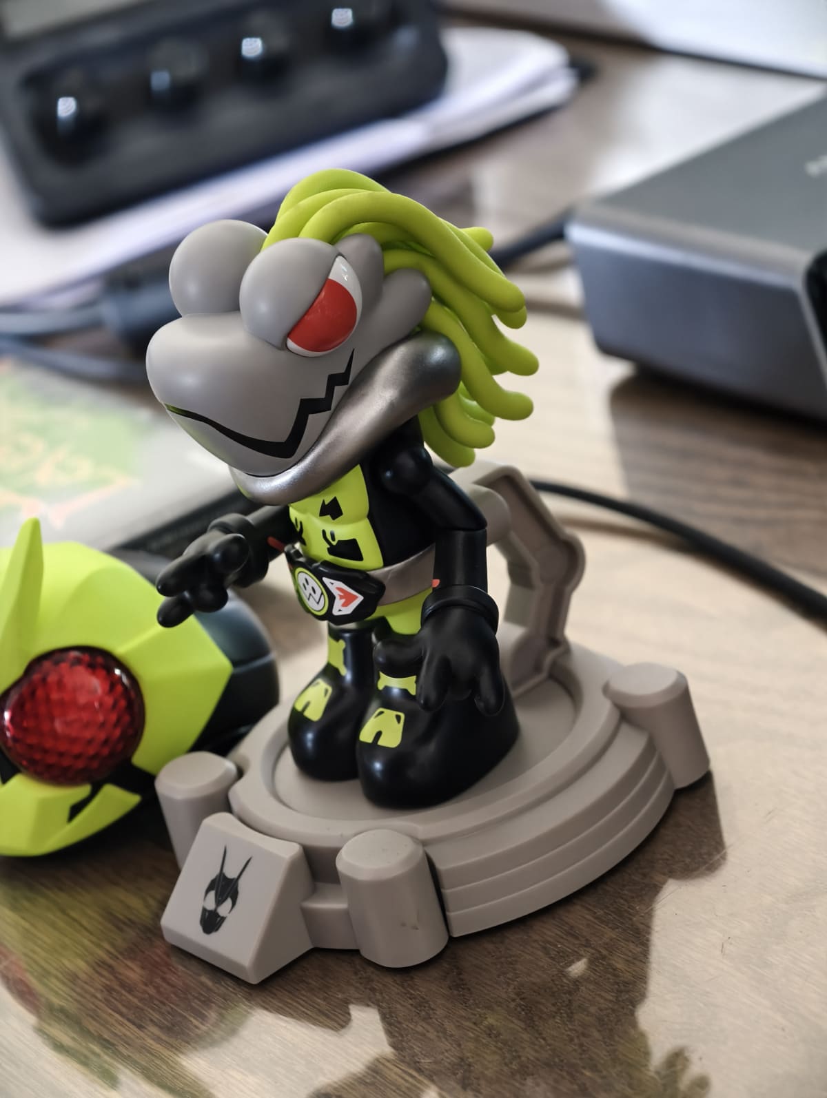 ภาพ toy on the desk จากคลังภาพของ Panupong Wongsorn
