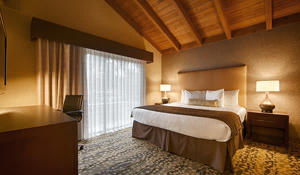 Standard king room of Best Western the inn &Suites Pacific Grove