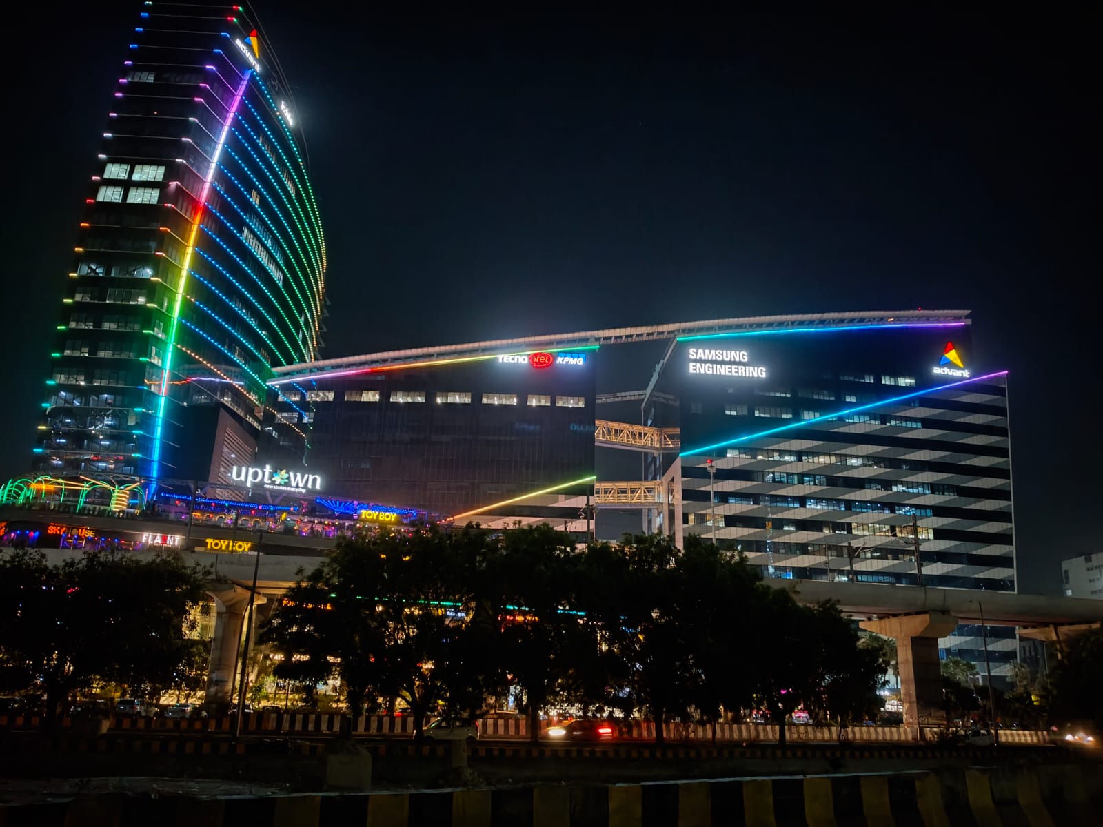 Uptown Tower (Advant) – The Shining Landmark of Noida Sector 142