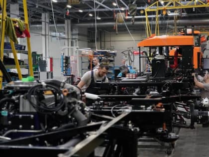 Глава минпромторга РФ Денис Мантуров и губернатор Дмитрий Азаров встретились с коллективом завода «Пегас-Агро»