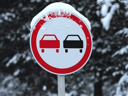 Выезд на полосу встречного движения в нарушении ПДД опасен и недопустим