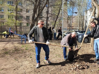 Жители Октябрьского района вышли на весеннюю уборку в своем дворе
