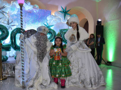 В Городском Доме культуры городского округа Кинель прошло торжественное вручение подарков в рамках благотворительной акции «Кинельская ёлка желаний»