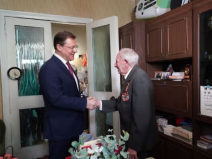 Дмитрий Азаров поздравил с наступающим Днем Победы ветерана, который готовится отмечать 100-летний юбилей