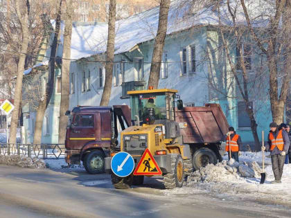 Самарские дорожники продолжают расчистку улиц города от снега