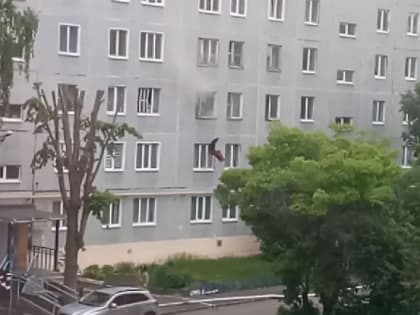 Пожарные со шлангами, медики и летящие из окна вещи: видео пожара в многоэтажке Сызрани
